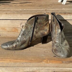 Luftpolster Gold Metallic Reptile Almond Toe Ankle Booties 9